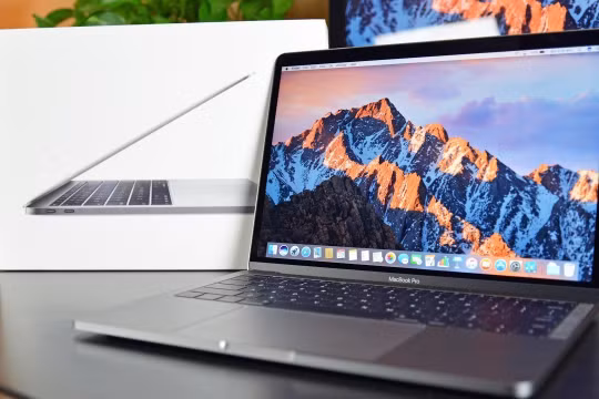 Hàng loạt máy MacBook Pro 13-inch không kèm TouchBar đang bị dính lỗi phồng pin. Nguồn: Mashable