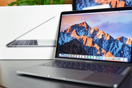 Hàng loạt máy MacBook Pro 13-inch không kèm TouchBar đang bị dính lỗi phồng pin. Nguồn: Mashable