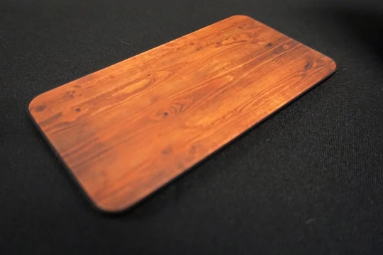 Tấm kính cường lực mô phỏng chất liệu gỗ cho smartphone. Ảnh: Mashable