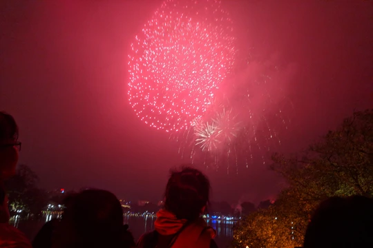 Người dân háo hức với màn bắn pháo hoa