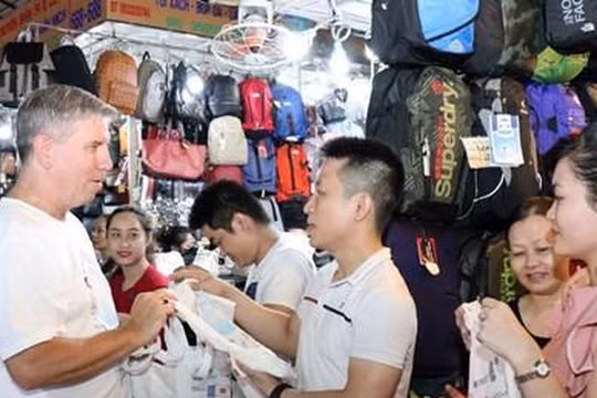 Các Tổng lãnh sự tại Thành phố Hồ Chí Minh tham gia tặng túi vải tái sử dụng cho tiểu thương và người đi chợ Bến Thành. (Ảnh: Xuân Khu/TTXVN)