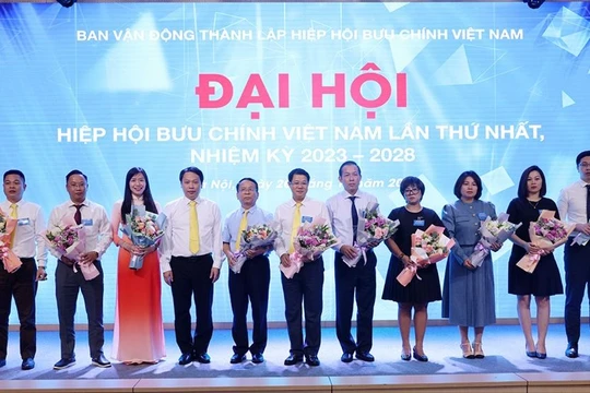 Thứ trưởng Bộ TT&TT Nguyễn Huy Dũng (người thứ tư, trái sang) chúc mừng đại diện Ban Chấp hành Hiệp hội Bưu chính Việt Nam nhiệm kỳ 2023 - 2028.