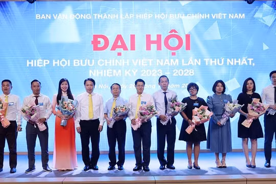 Thứ trưởng Bộ TT&TT Nguyễn Huy Dũng (người thứ tư, trái sang) chúc mừng đại diện Ban Chấp hành Hiệp hội Bưu chính Việt Nam nhiệm kỳ 2023 - 2028.