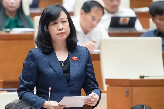 Bộ trưởng Bộ Y tế Đào Hồng Lan trao đổi về thực trạng thiếu thuốc, thiếu vật tư y tế tại phiên họp Quốc hội sáng 1/11.