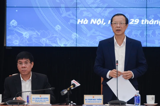 Thứ trưởng Bộ Giáo dục và Đào tạo Phạm Ngọc Thưởng trao đổi với báo chí về phương án thi tốt nghiệp THPT từ năm 2025.