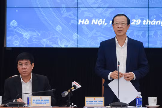 Thứ trưởng Bộ Giáo dục và Đào tạo Phạm Ngọc Thưởng trao đổi với báo chí về phương án thi tốt nghiệp THPT từ năm 2025.