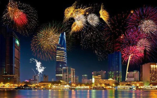 Xem pháo hoa từ lâu đã thành một thói quen yêu thích, một khoảnh khắc hẹn hò bên gia đình và bè bạn.