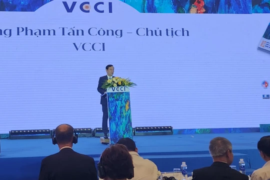 Ông Phạm Tấn Công - Chủ tịch Liên đoàn Thương mại và Công nghiệp Việt Nam phát biểu tại Lễ công bố Báo cáo Kinh tế thường niên đồng bằng sông Cửu Long năm 2023.