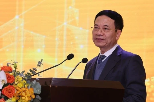 Bộ trưởng Nguyễn Mạnh Hùng trao đổi với tập thể lãnh đạo, cán bộ, người lao động của Bưu điện Việt Nam.