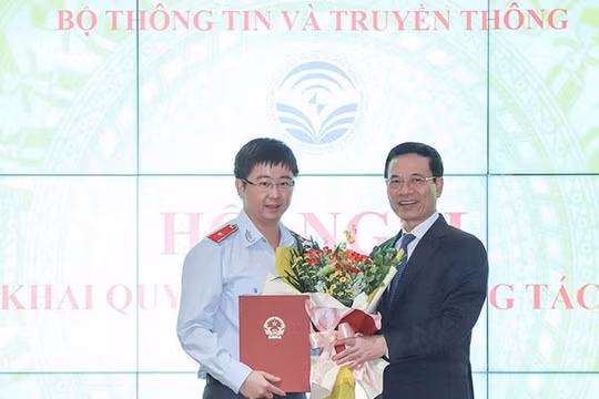Ông Bùi Hoàng Phương (trái) khi nhận quyết định làm Vụ trưởng Vụ Tổ chức cán bộ của Bộ Thông tin và Truyền thông, do Bộ trưởng Nguyễn Mạnh Hùng trao (tháng 10/2022) - Ảnh: mic.gov.vn