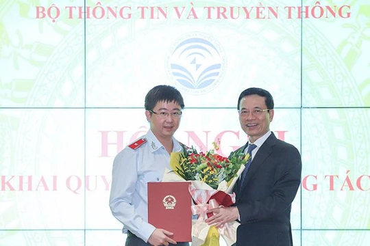 Ông Bùi Hoàng Phương (trái) khi nhận quyết định làm Vụ trưởng Vụ Tổ chức cán bộ của Bộ Thông tin và Truyền thông, do Bộ trưởng Nguyễn Mạnh Hùng trao (tháng 10/2022) - Ảnh: mic.gov.vn