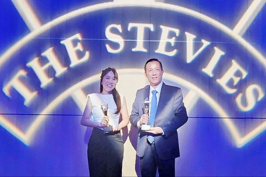 Đại diện của Viettel Post tại lễ nhận giải IBA 2023.