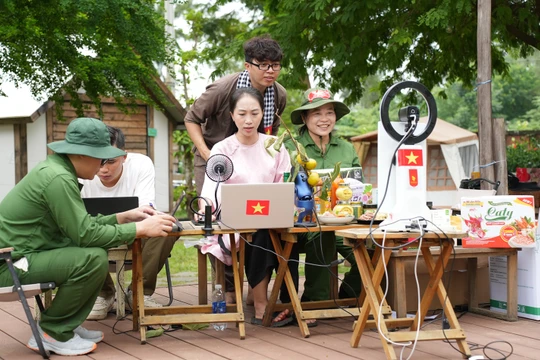 Các nhà bán hàng, nhà sáng tạo nội dung và chủ thể…cùng hợp tác mở buổi livestream tại sự kiện Cần Giờ.