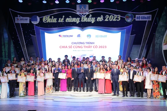 Chương trình “Chia sẻ cùng thầy cô" năm 2023 vinh danh 58 giáo viên tiêu biểu xuất sắc.