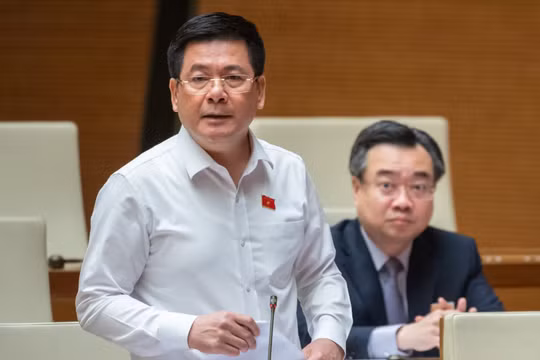 Bộ trưởng Bộ Công Thương Nguyễn Hồng Diên trả lời chất vấn. Ảnh: Media Quốc hội.