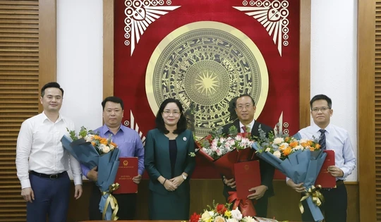 Thứ trưởng Bộ VHTTDL Trịnh Thị Thủy trao các quyết định bổ nhiệm cán bộ.