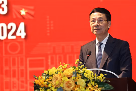 Bộ trưởng Nguyễn Mạnh Hùng cho rằng những công việc đơn giản nhưng dữ liệu quá lớn, sẽ do trợ lý ảo làm hộ.