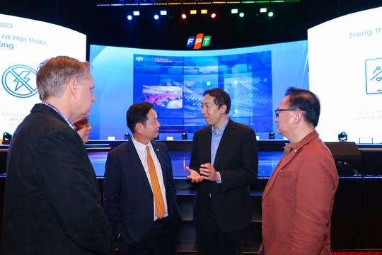 Ông Trương Gia Bình - Chủ tịch HĐQT FPT và TS. Andrew Ng được mệnh danh là "thiên tài AI" trao đổi tại sự kiện FPT Techday 2023.