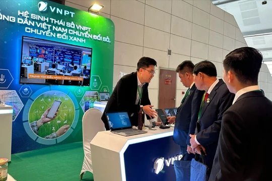 Đại diện VNPT giới thiệu về các tính năng của App Nông dân Việt Nam giúp tối ưu công tác quản lý hội viên trên toàn quốc một cách hiệu quả.