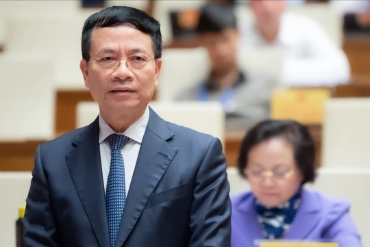 Bộ trưởng Nguyễn Mạnh Hùng trả lời chất vấn của các đại biểu Quốc hội