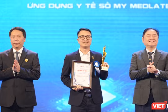 CEO Med-On Bùi Lê Hà nhận cúp và Giấy chứng nhận Giải thưởng Chuyển đổi số Việt Nam 2023.