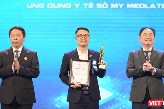 CEO Med-On Bùi Lê Hà nhận cúp và Giấy chứng nhận Giải thưởng Chuyển đổi số Việt Nam 2023.