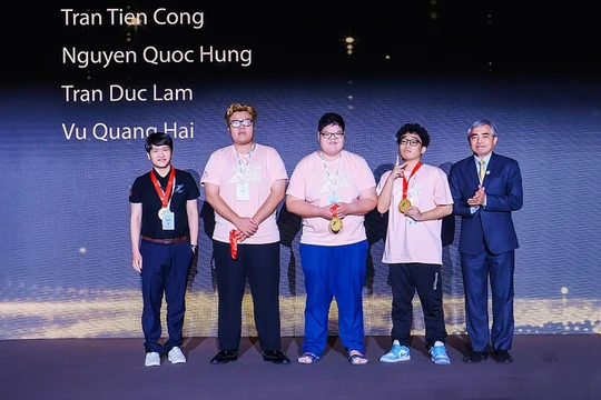 Ông Nguyễn Minh Hồng - Chủ tịch Hội Truyền thông số Việt Nam chúc mừng các thành viên đội tuyển Việt Nam đạt giải cao tại cuộc thi Huawei ICT Competition 2022-2023