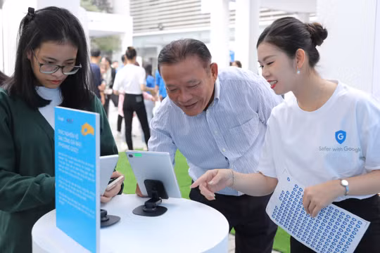 Thanh niên và người cao tuổi trải nghiệm các hướng dẫn an toàn mạng.