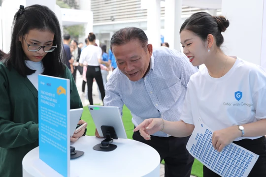 Thanh niên và người cao tuổi trải nghiệm các hướng dẫn an toàn mạng.