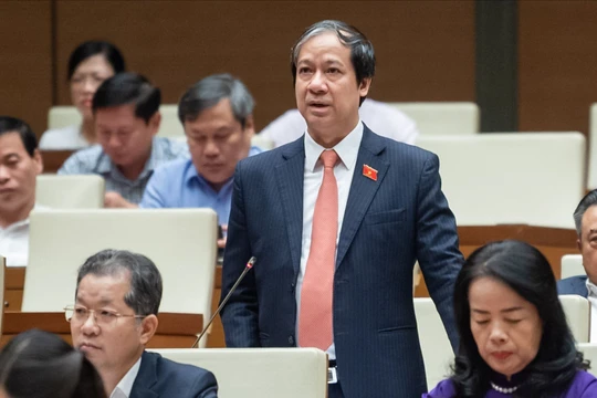 Bộ trưởng Nguyễn Kim Sơn trả lời chất vấn của các đại biểu Quốc hội.