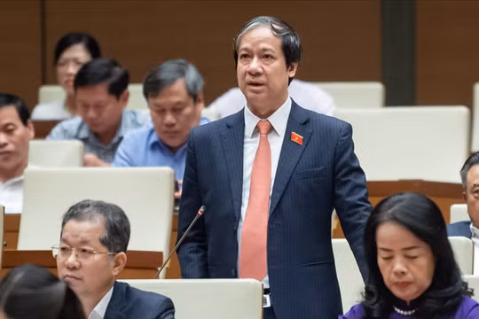 Bộ trưởng Nguyễn Kim Sơn trả lời chất vấn của các đại biểu Quốc hội.