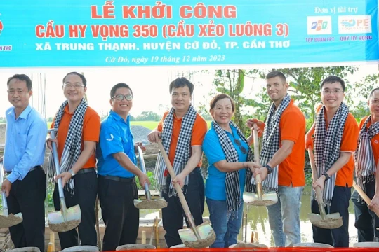 Quỹ Người FPT vì Cộng đồng (Tập đoàn FPT) phối hợp với Quỹ Hy vọng tổ chức chương trình khởi công cây cầu số 350 tại huyện Cờ Đỏ - ngày 19/12/2023.