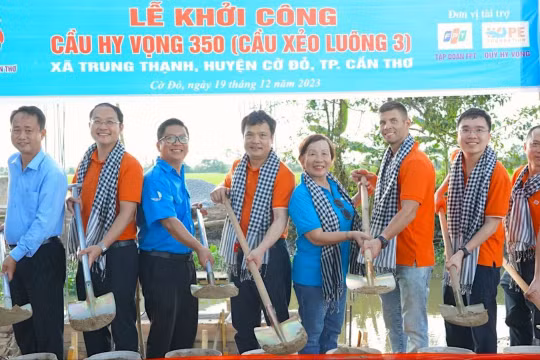 Quỹ Người FPT vì Cộng đồng (Tập đoàn FPT) phối hợp với Quỹ Hy vọng tổ chức chương trình khởi công cây cầu số 350 tại huyện Cờ Đỏ - ngày 19/12/2023.