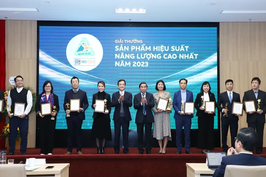 Ban Tổ chức trao Giải thưởng sản phẩm hiệu suất năng lượng cáo nhất. 