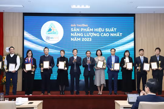 Ban Tổ chức trao Giải thưởng sản phẩm hiệu suất năng lượng cáo nhất. 