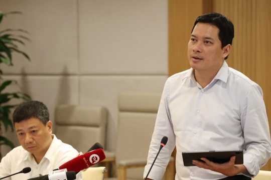 Ông Lê Quang Tự Do trao đổi về việc phối hợp với các nền tảng xuyên biên giới để làm sạch môi trường mạng.