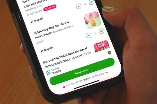 Khách hàng dùng ZaloPay để thanh toán cho dịch vụ giao đồ ăn GoFood