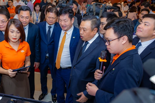 Chủ tịch FPT Trương Gia Bình, Chủ tịch UBND TP. Hà Nội Trần Sỹ Thanh cùng lãnh đạo các bộ ngành trao đổi về giải pháp xây dựng thành phố thông minh.