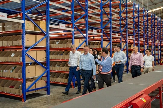 Đoàn đối tác thăm quan trung tâm phân phối khu vực miền Nam của Viettel Post