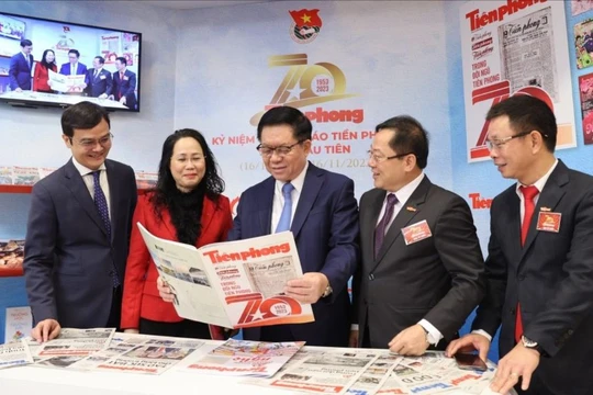 Ông Nguyễn Trọng Nghĩa - Trưởng Ban Tuyên giáo Trung ương - xem các ấn phẩm của Báo Tiền Phong. Ảnh TTXVN