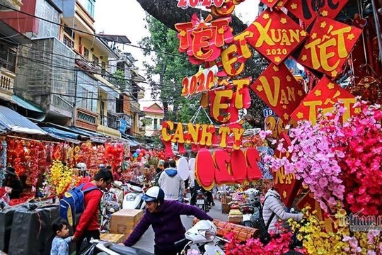 Chợ hoa Tết Hàng Lược rực rỡ đủ loại đồ trang trí ngày Tết.