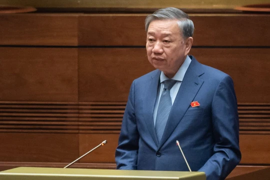 Bộ trưởng Tô Lâm nhấn mạnh việc tăng cường kiểm tra, rà soát, khắc phục các lỗ hổng bảo mật, các nguy cơ gây mất an ninh, an toàn các hệ thống thông tin, cơ sở dữ liệu.