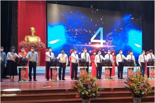 Các đại biểu bấm nút khai trương gian hàng bán vải thiều Bắc Giang. Ảnh Mic