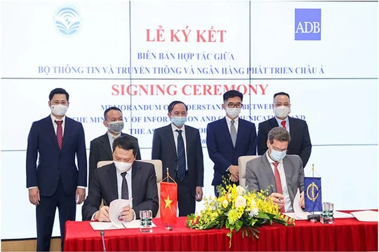 Thứ trưởng Nguyễn Huy Dũng và đại diện ngân hàng ADB ký biên bản hợp tác.