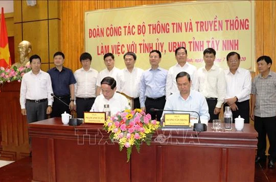 Bộ TT&TT và Tỉnh Tây Ninh ký biên bản hợp tác. Ảnh Mic