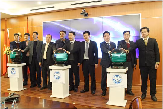 Thứ trưởng Nguyễn Huy Dũng bấm nút khai trương Chương trình IPv6. Ảnh MIC