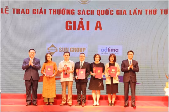 Lãnh đạo Đảng và Nhà nước trao giải A cho các tác giả đoạt giải A. Ảnh Mic