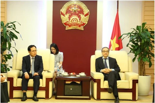 Thứ trưởng Phan Tâm tiếp đại diện Sam sung VN. Ảnh MIC.