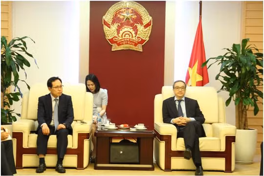 Thứ trưởng Phan Tâm tiếp đại diện Sam sung VN. Ảnh MIC.