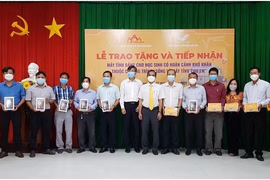 Bưu điện Việt Nam trao máy tính cho học sinh tỉnh Kiên Giang. Ảnh Mic